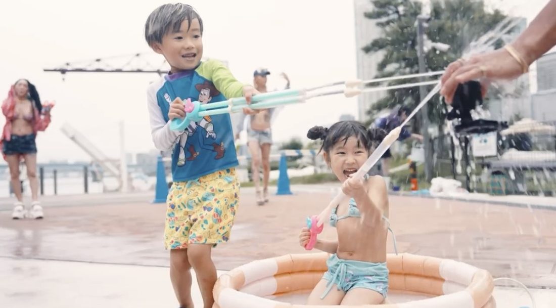 キッズエリアで水遊びを楽しむ子ども