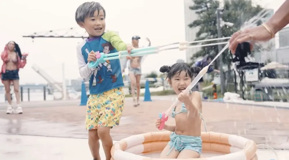 キッズエリアで水遊びを楽しむ子ども